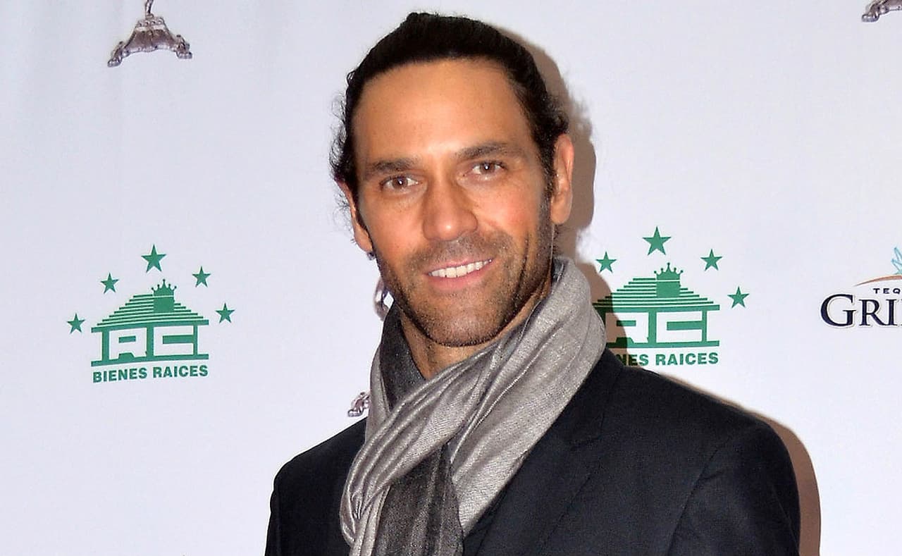 Valentino Lanús le hará competencia a Jacky Bracamontes, también publicará su libro