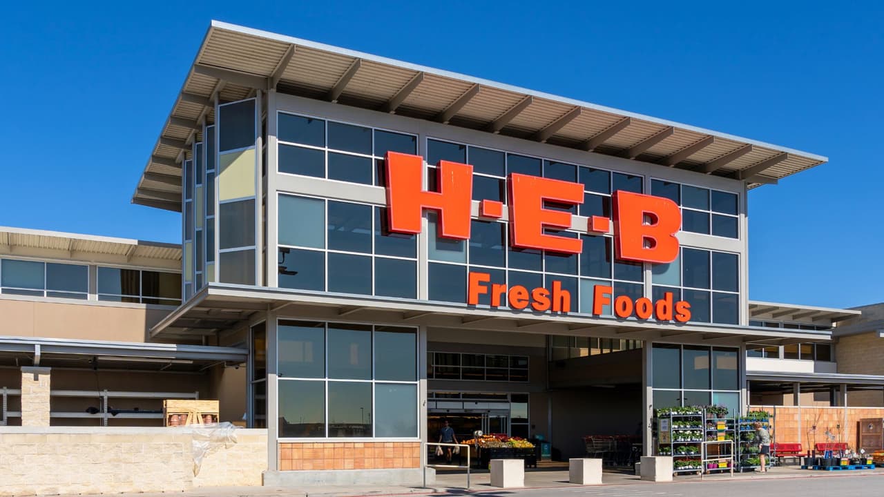 <h3 class="cms-H3-H3">Supermercados y tiendas </h3>
<br>
<b>H-E-B:</b> Abierto en horario regular. La farmacia opera con horario especial: de 10 a. m. a 5 p. m. 
<br>
<a href="https://www.heb.com/store-locations" target="_blank">➤ Confirma aquí</a>
<br>
<b>Costco: </b>Todas las tiendas estarán cerradas. 
<br>
<a href="https://www.costco.com/" target="_blank">➤ Revisa aquí</a>
<br>
<b>Sam’s Club: </b>Abierto con horario reducido.
<br>• Miembros Plus: 8 a. m.–6 p. m. 
<br>• Membresía regular: 10 a. m.–6 p. m. 
<br>
<a href="https://www.samsclub.com/" target="_blank">➤ Más info aquí</a> 
<br>
<b>Walmart: </b>Generalmente, opera en horario habitual (6 a. m.–11 p. m.), pero puede variar por tienda. 
<br>
<a href="https://www.walmart.com/store-finder?location=33016" target="_blank">➤ Verifica aquí </a>
<br>
<b>Target: </b>La mayoría de las tiendas abren, con horarios que dependen de cada sucursal. 
<br>
<a href="https://www.target.com/store-locator/find-stores" target="_blank">➤ Consulta aquí</a>
<br>
<b>Kroger, Tom Thumb, Albertsons, Sprouts, Whole Foods y Trader Joe’s:</b> Todas abren, pero el horario depende de la tienda. 
<br>
<b>ALDI: </b>Abre con horario reducido; en varias sucursales cierran a las 6 p. m. 
<br>
<a href="https://stores.aldi.us/" target="_blank">➤ Consulta aquí</a>
<br>Cadenas hispanas: 
<b><a href="https://www.fiestamart.com/store-locator/" target="_blank">Fiesta Mart </a>y <a href="https://www.lamichoacanameatmarket.com/" target="_blank">La Michoacana</a></b>
<br>Abiertas, horarios definidos por sucursal. 
<br>➤ Verifica en sus páginas oficiales.