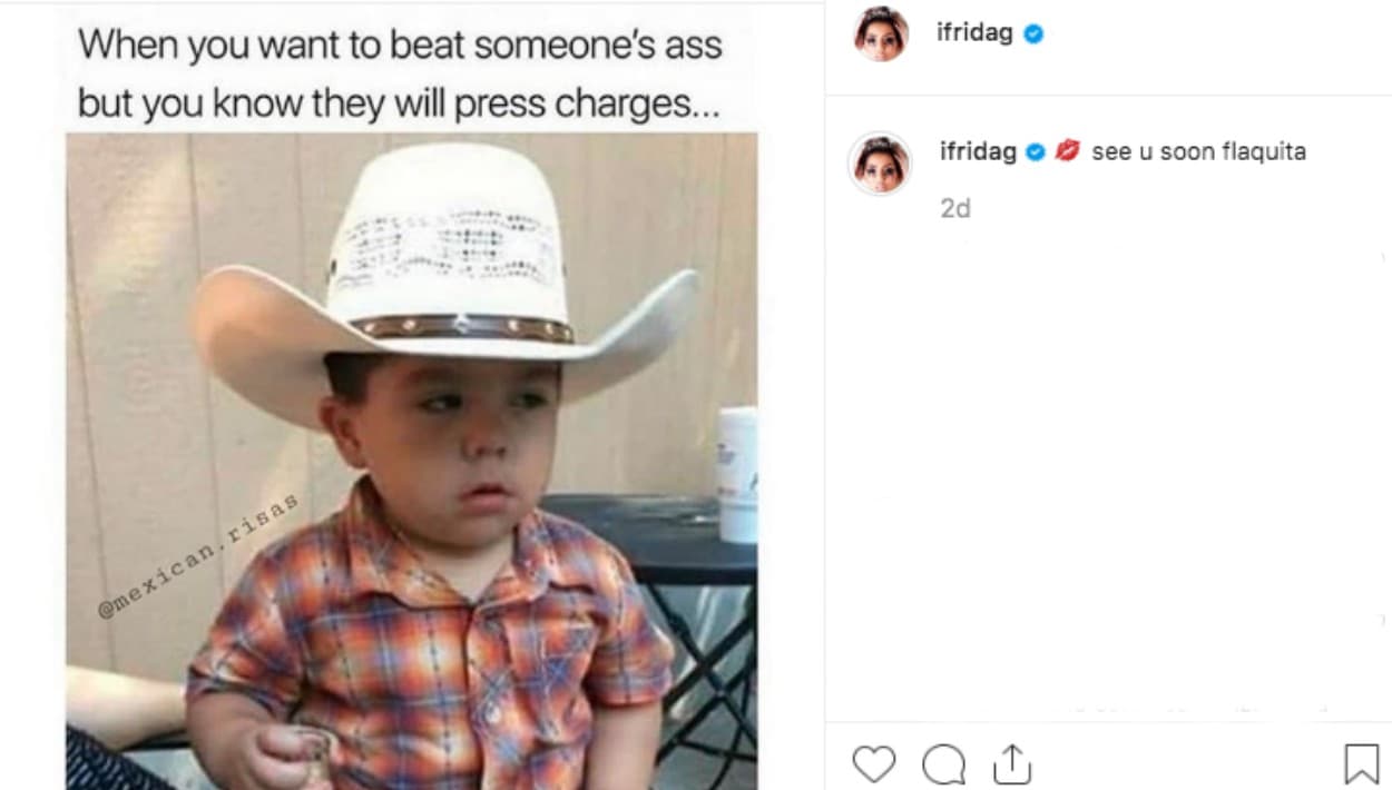 El pasado viernes, Frida Sofía también publicó esta imagen en su perfil de Instagram. El texto, lee en español: "Cuando quieres golpear a alguien, pero sabes que presentarán cargos". No etiquetó a Chiquis, pero hubo quienes pensaron que 
<b>el mensaje iba dirigido a la hija desheredada por Jenni Rivera</b> y así se lo dejaron saber.