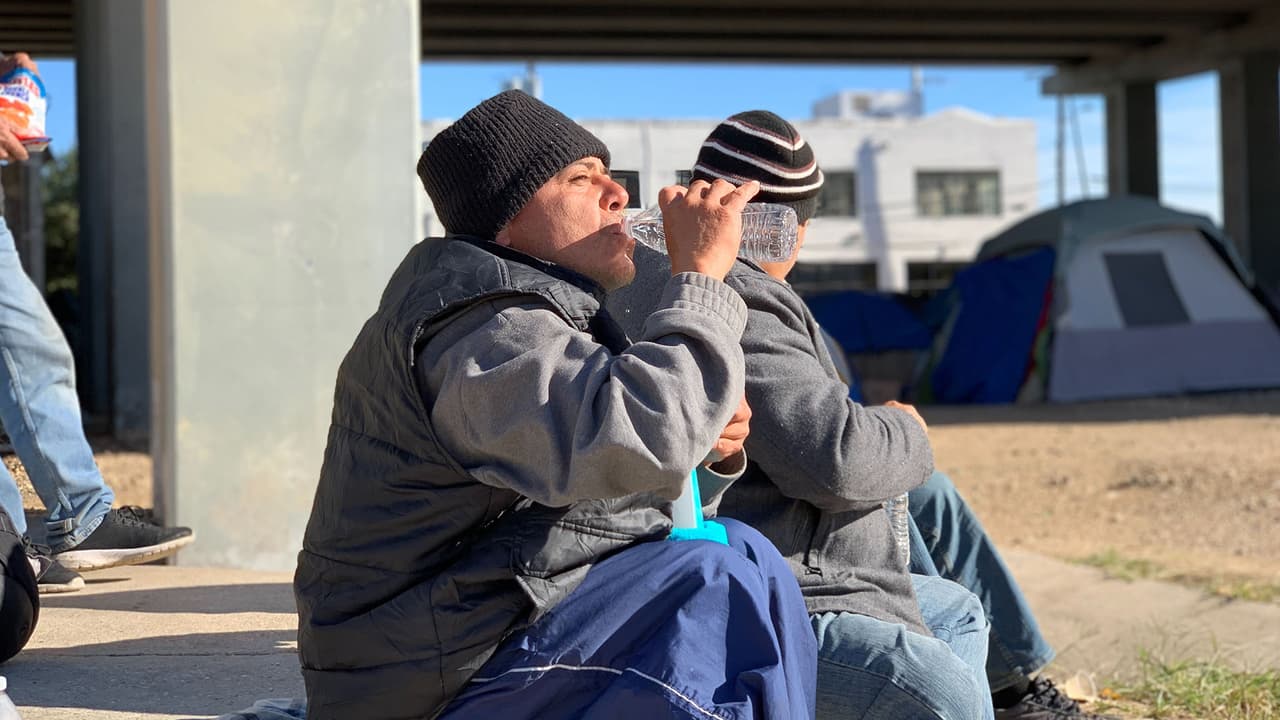 Quienes trabajan cerca de ellos recomiendan que en lugar de darles dinero es mejor comprarles comida o regalarles artículos en especie, por ejemplo, ropa.