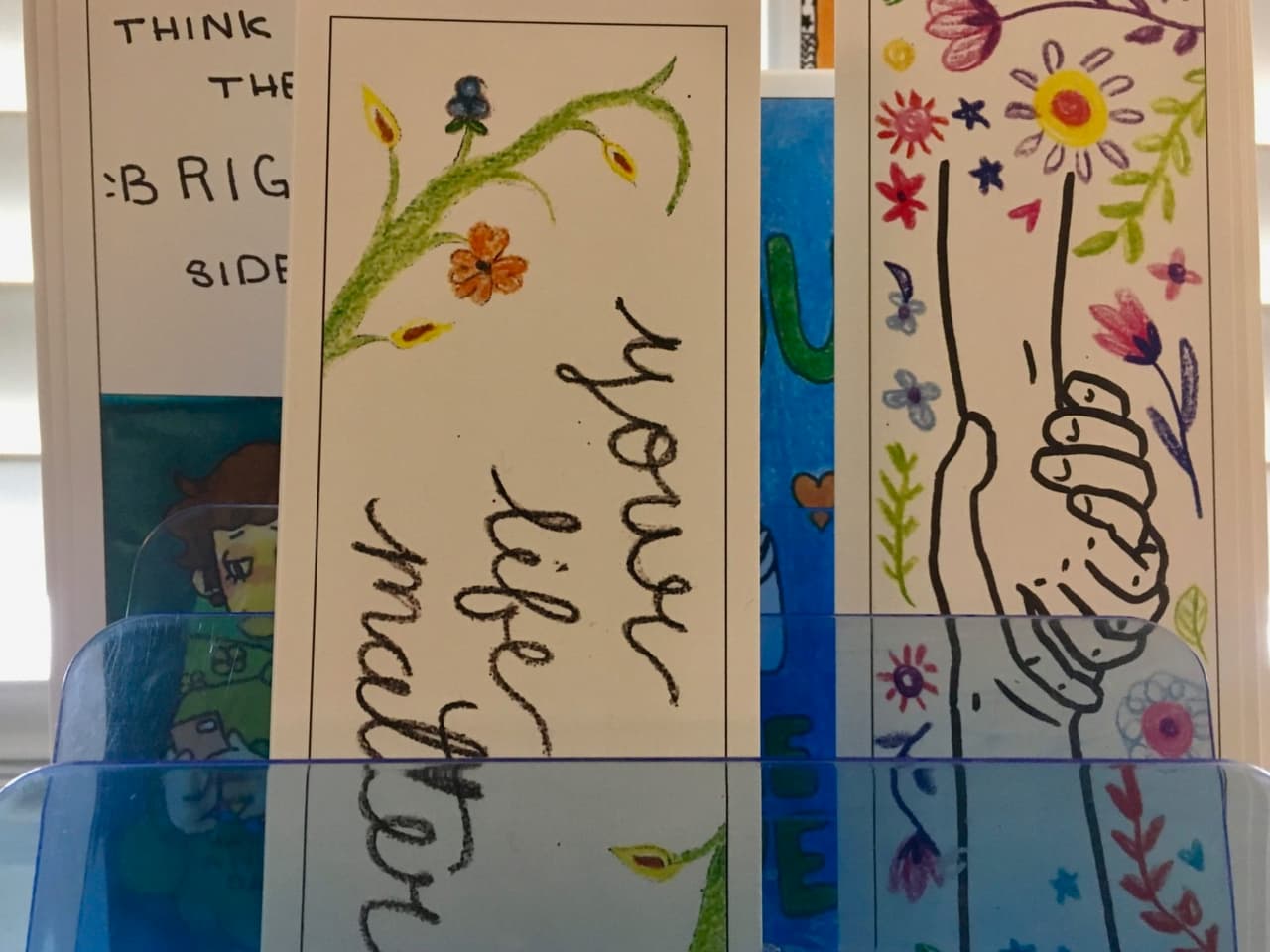 Tarjetas motivacionales en las oficinas de Prevención de Suicidio de Idaho, en Boise. Los expertos temen que el aislamiento social, la ansiedad y el aumento en la compra de armas de fuego puedan poner a las personas en mayor riesgo de suicidio. 
<br>