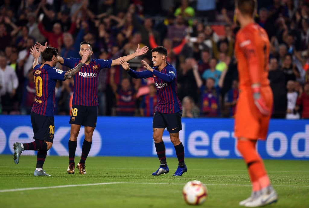 Apenas a los dos minutos de juego, el brasileño Philippe Coutinho (centro) abrió el marcador para el Barcelona.