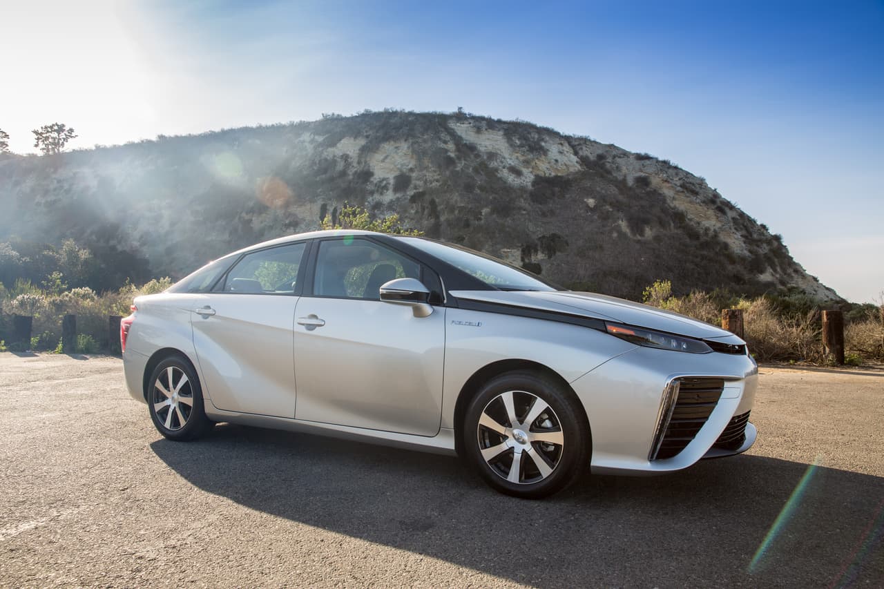 Toyota Mirai 2016: El sedán Mirai 2016 es la entrada de Toyota en el creciente menú de vehículos motorizados por tren motriz de celda de combustible en el estado de California. Toyota espera vender 3000 Mirais en los próximos dos años, lo cual no deberían tener problemas en lograr gracias a su autonomía de 300 millas y el tiempo de rellenado de 5 minutos.
