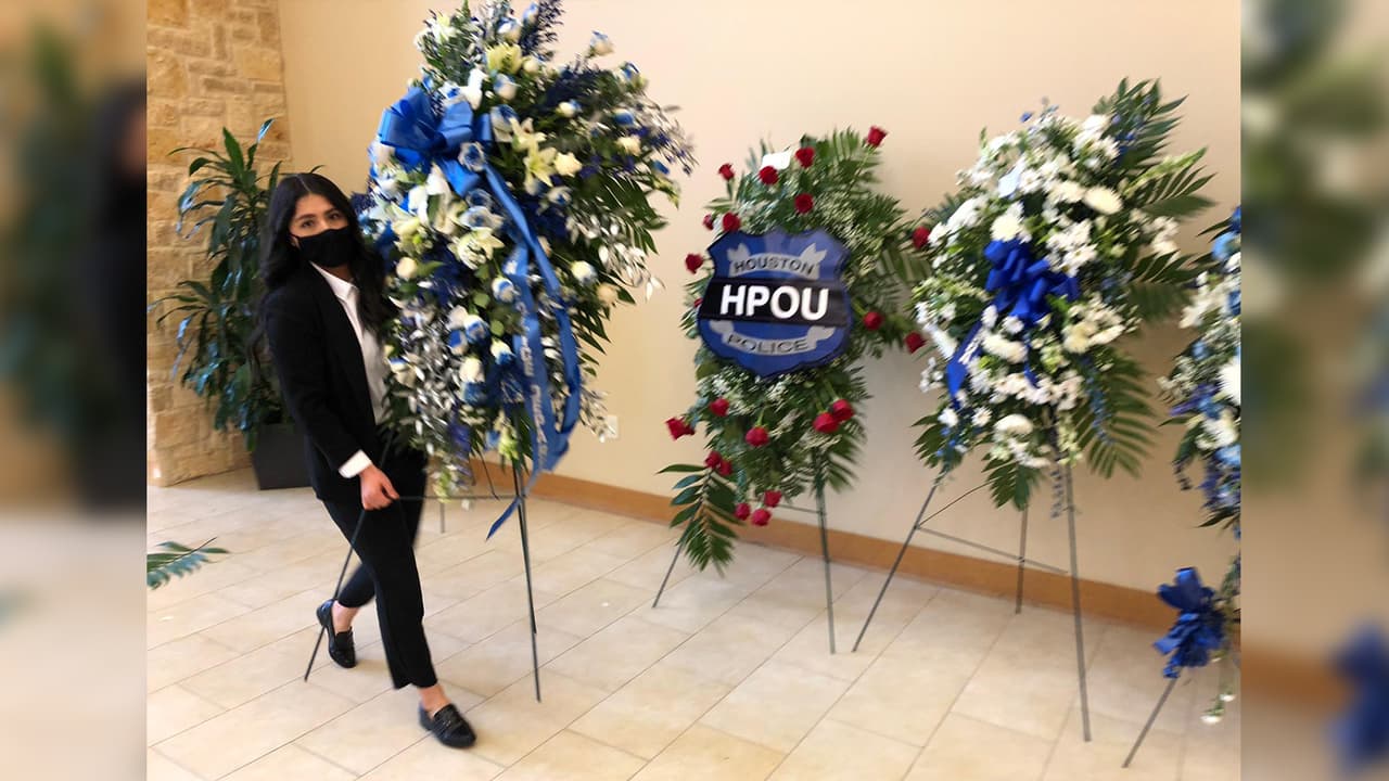 Una ceremonia de cuerpo presente se llevó a cabo para dar el último adiós al oficial Ernest Leal de la policía de Houston.