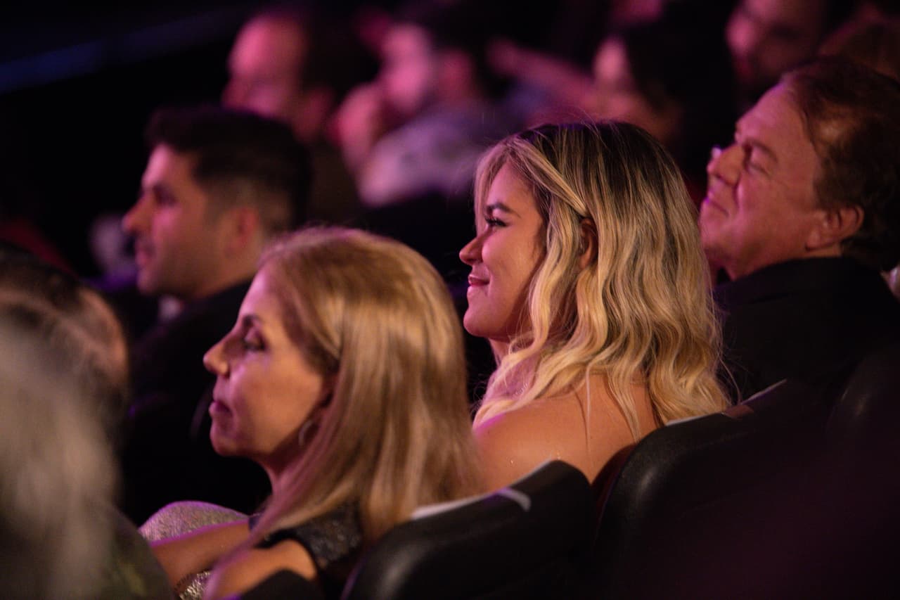 Karol G, sentada junto a su padre, durante la proyección del documental.