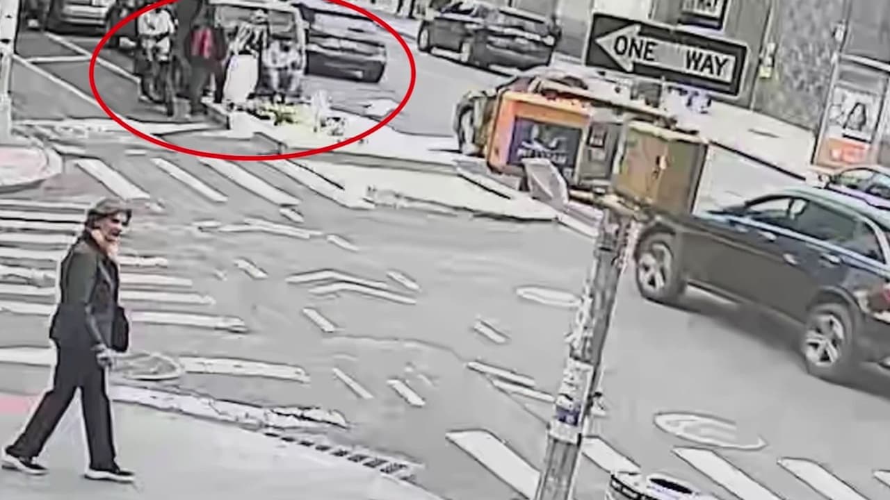 Hombre se salva por segundos de ser aplastado en choque mortal donde murieron dos padres en Nueva York