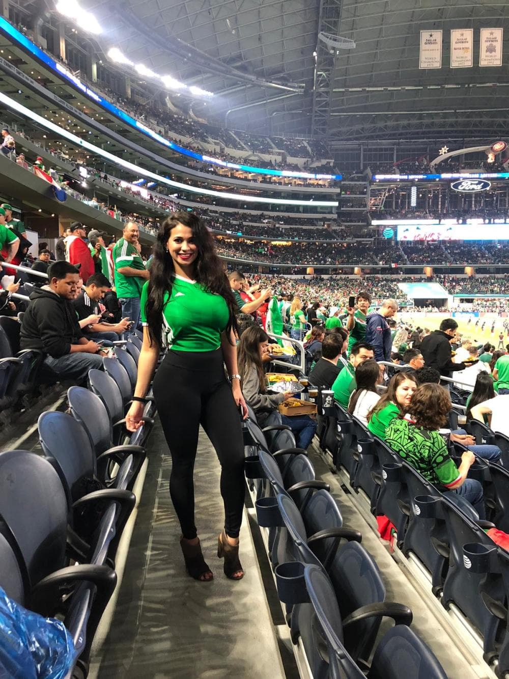 Nuestra
<b> Jirafita</b> siempre luce fenómenal. ¿A poco no?