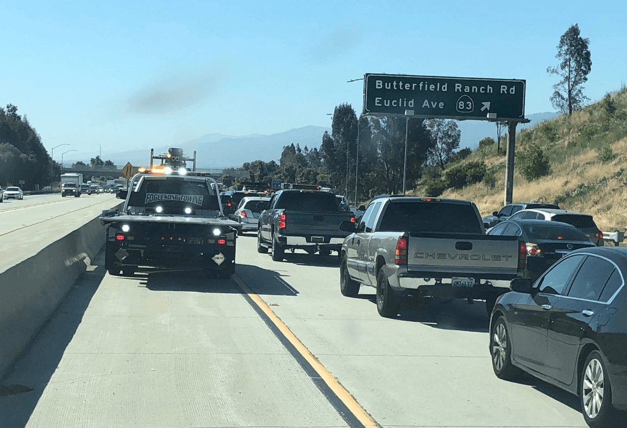 Dos muertos, cinco heridos y cierre de la autopista 71 tras choque múltiple en Chino, California