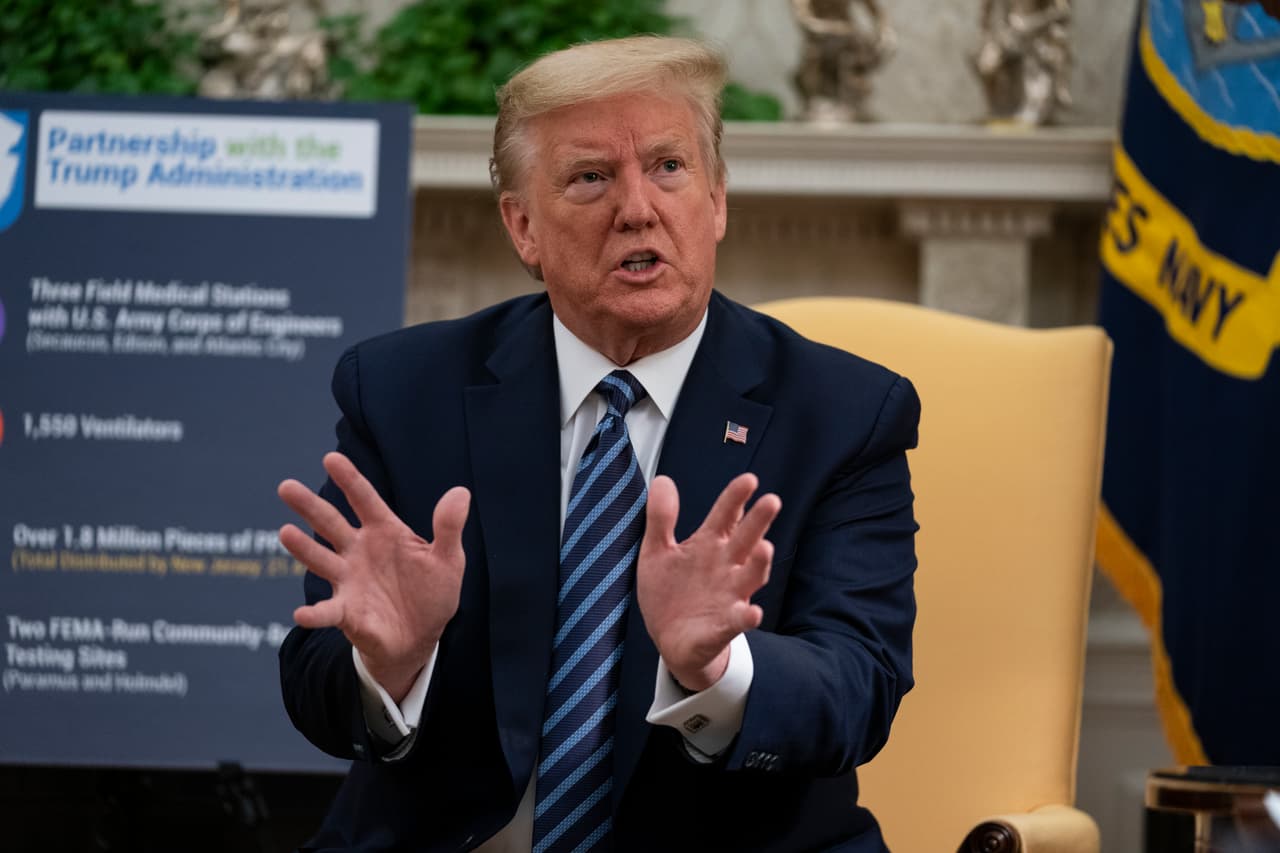 El presidente Trump atiende a la prensa durante una reunión con el GobernadorPhil Murphy en la Casa Blanca el 30 de abril de 2020.