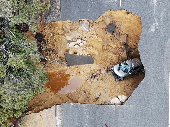 El Departamento de Obras Públicas de Los Ángeles han estado trabajando las 24 horas para estabilizar parte de Iverson Road, justo al sur de la autopista 118, en Chatsworth, después de que las fuertes lluvias del lunes por la noche causaran un socavón. 
<br>