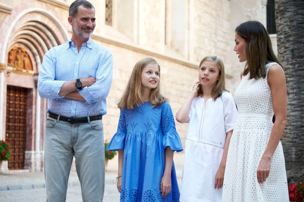 Que el motivo real por qué don Juan Carlos no los acompañó es que
<b> los médicos le han recomendado que no moverse mucho</b>.