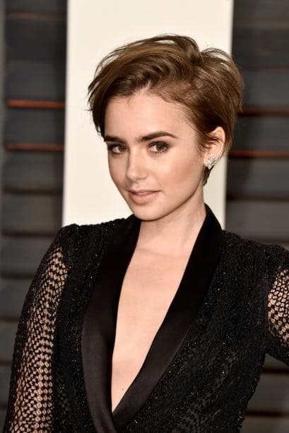 Pero Collins no se conformó con ese largo, lo volvió a cortar y actualmente porta su cabello súper corto, pero lo mejor de todo es que luce muy bien, este atuendo le ha dado más presencia.