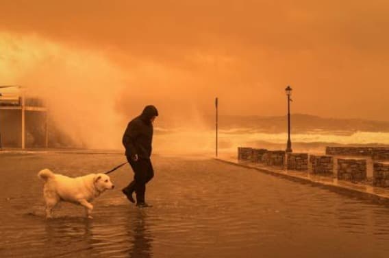 Estas son las postales que la arena del Desierto del Sahara, que llegó con las ráfagas de viento, ha dejado en Grecia.