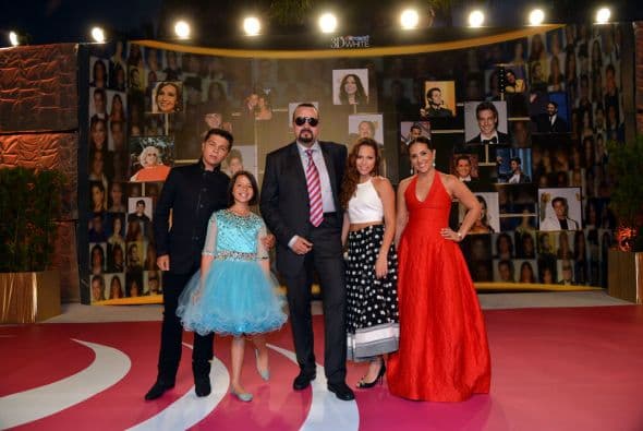 La esposa de Pepe Aguilar también apostó por la tendencia del color rojo.