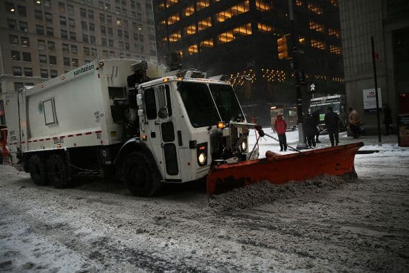La ciudad que nunca duerme, hoy es azotada por una tormenta que no sólo la ha paralizado, sino que ha dejado a miles varados en aeropuertos nacionales e internacionales. Impresionantes las estampas de #NuevaYork el 26 de enero de 2015, una día para la historia de la 'Gran Manzana'