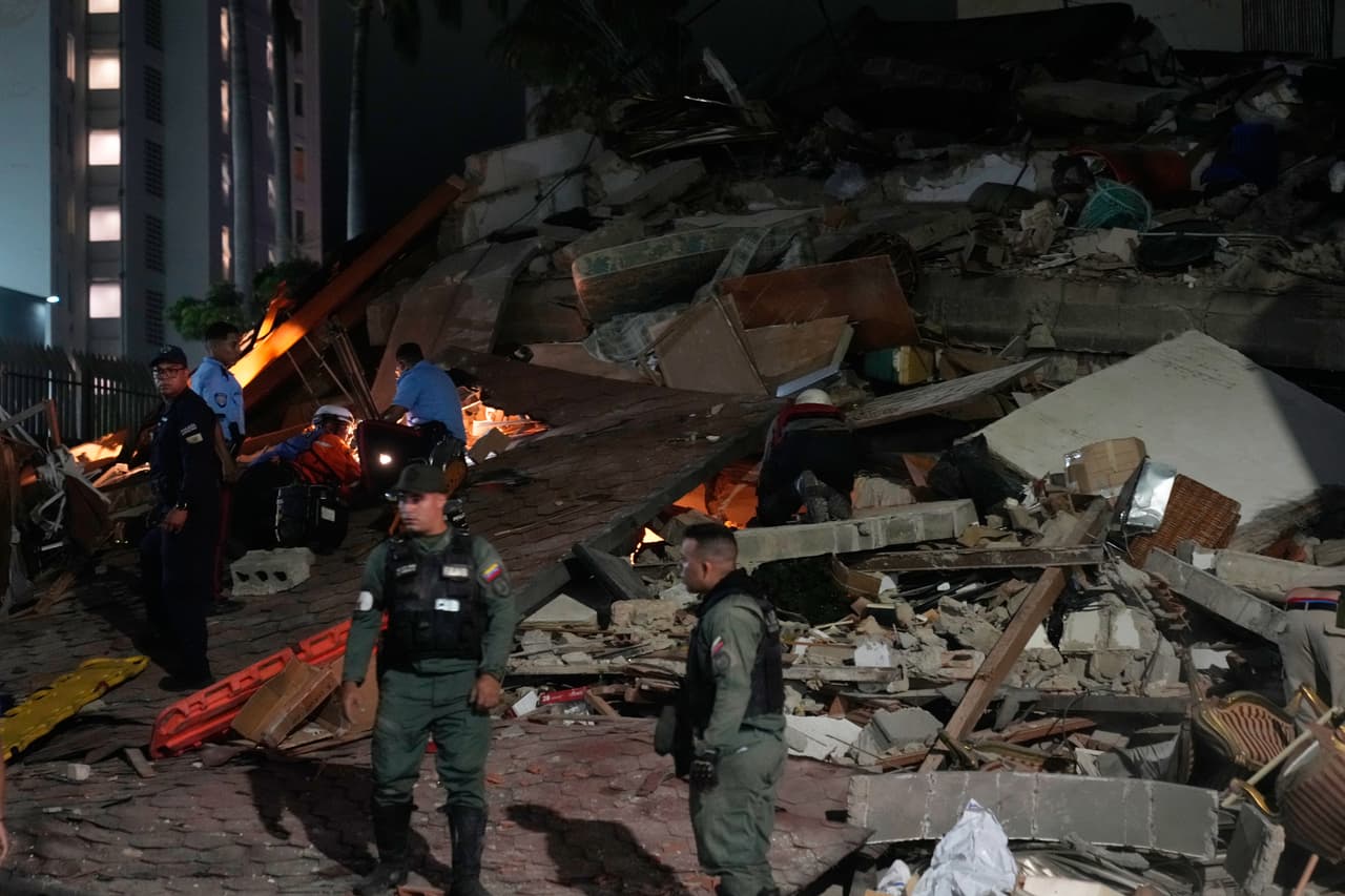 Fuerzas de seguridad se encuentran junto a un edificio derrumbado tras un terremoto en Caracas.