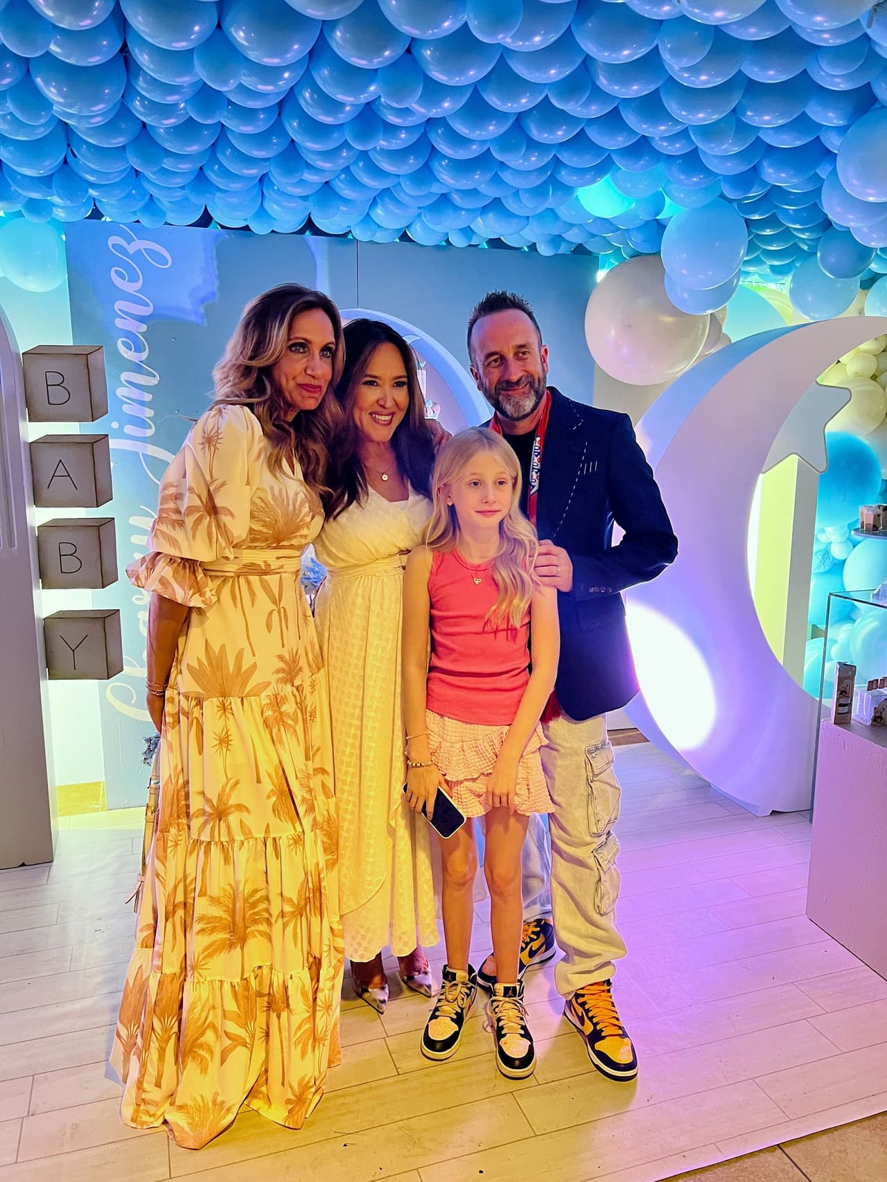 La pequeña 
<b>Zoe</b>, 
<b><a href="https://www.univision.com/shows/el-gordo-y-la-flaca/tanya-charry-zoe-hija-esposo-sebastian-jimenez-fotos" target="_blank">la hija de Sebastián con quien Tanya tiene una bella relación</a></b>, también dijo presente y posó para las fotos del recuerdo