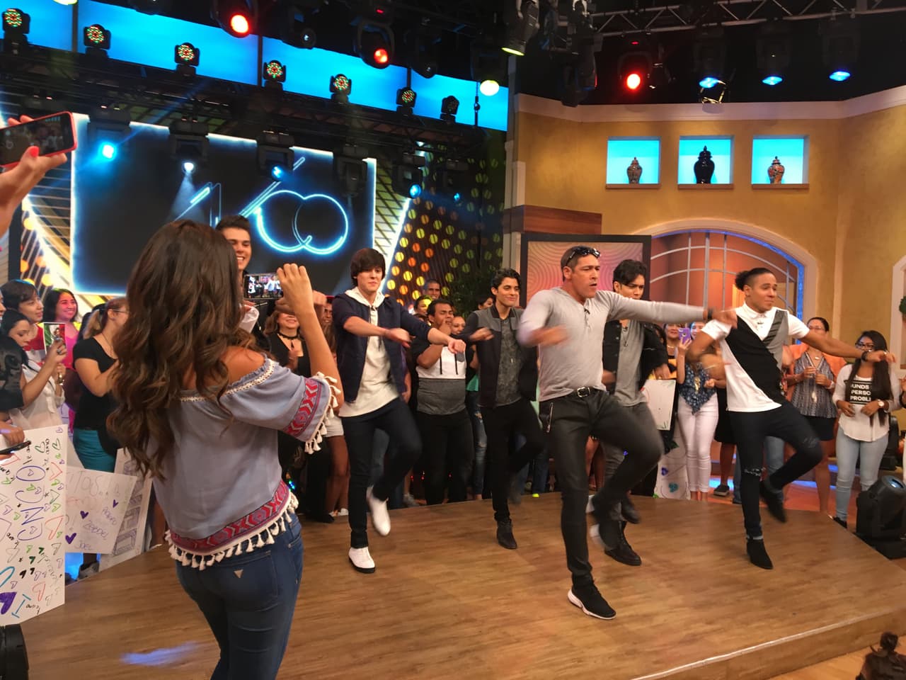 Ana Patricia no perdía detalle de la destreza de los chicos.