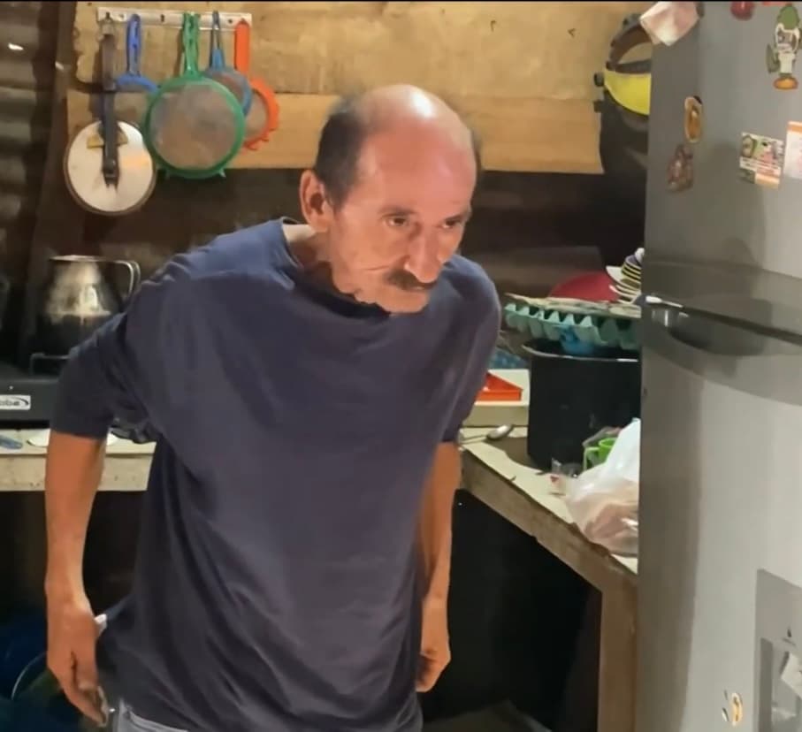 Alfredo Suárez tiene 57 años, pero aparenta mucha más edad. Él lo atribuye que la pobreza y el hambre han estado con él desde que era un niño y más ahora que tiene 6 bocas pequeñas que mantener lustrando zapatos. 
<br>