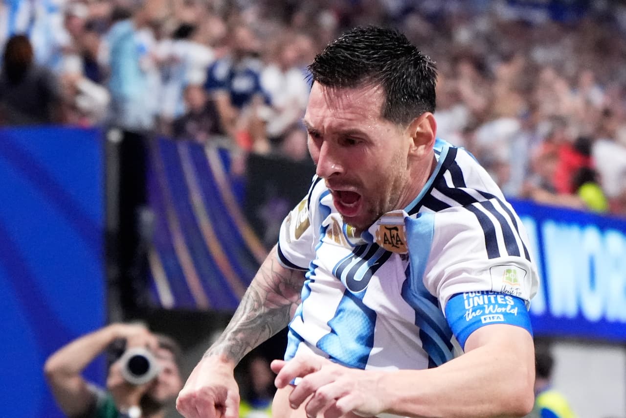 Lionel Messi celebra tras anotar el segundo gol de Argentina ante Egipto en los octavos de final del Mundo, el martes 7 de julio de 2026, en Atlanta.