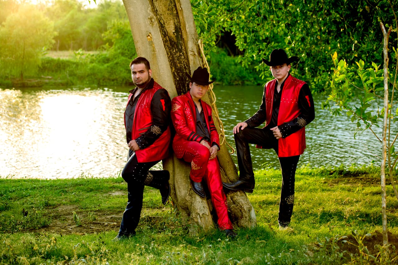 Tenemos para ti algunas de sus fotos nunca antes reveladas, en las que dejamos ver su evolución dentro de la música, su infancia y también su última morada.