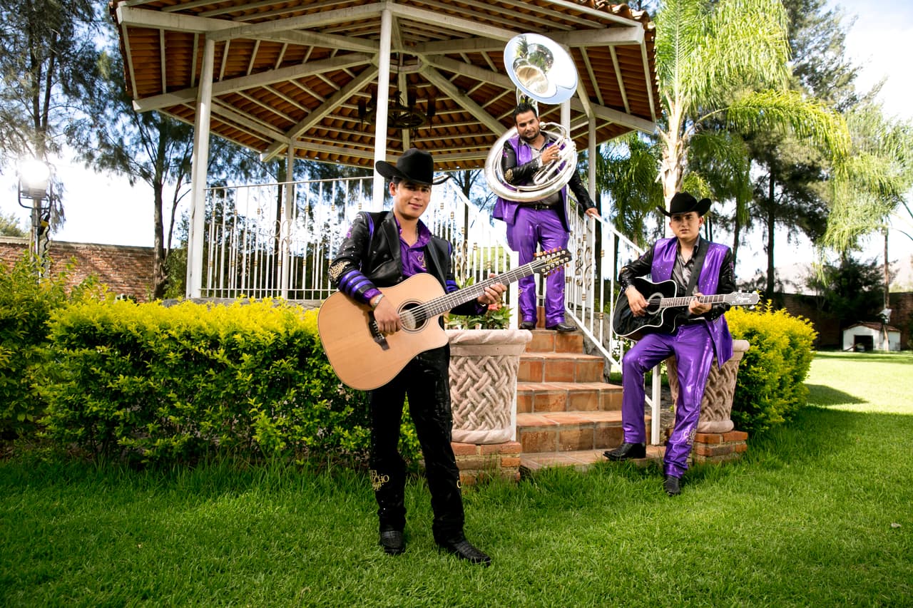 Ariel se encontró con César y con Omar, quienes son la segunda voz y la tuba en la banda.