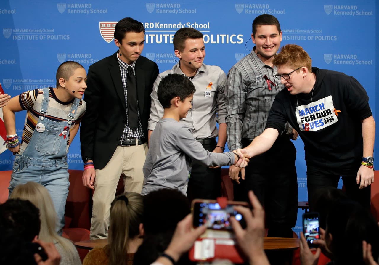 <b>Emma González, David Hogg, Cameron Casky y Alex Wind</b> en un foro organizado por la Universidad de Harvard, en Cambridge, Massachusetts. Los líderes estudiantiles deben distribuirse en varios grupos para poder participar en todas las invitaciones a encuentros y entrevistas alrededor del país.