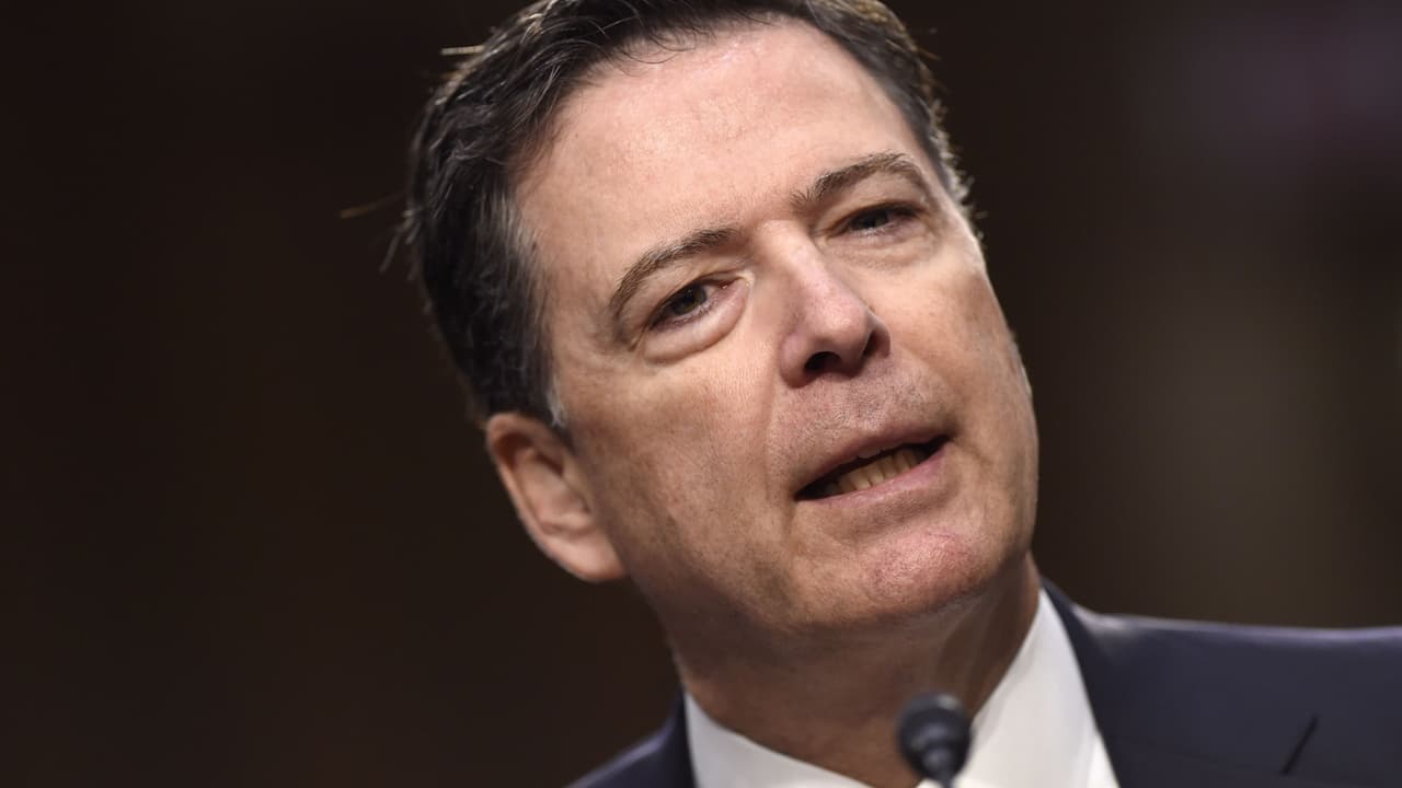 ¿Es ilegal que el exdirector del FBI revelara a la prensa información sobre sus contactos con Trump?