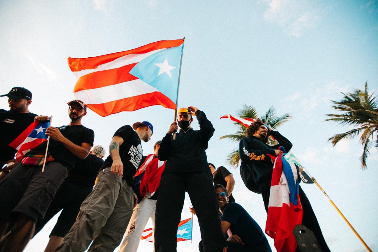 A la extrema derecha, 
<b>PJ Sin Suela</b>, quien en sus redes sociales destacó que "para perder el miedo necesitábamos ser más".