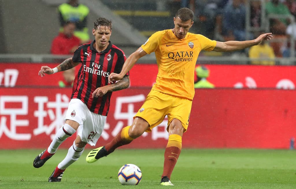 El delantero bosnio Edin Dzeko (centro) fue uno de los jugadores clave de la Roma en busca del empate.