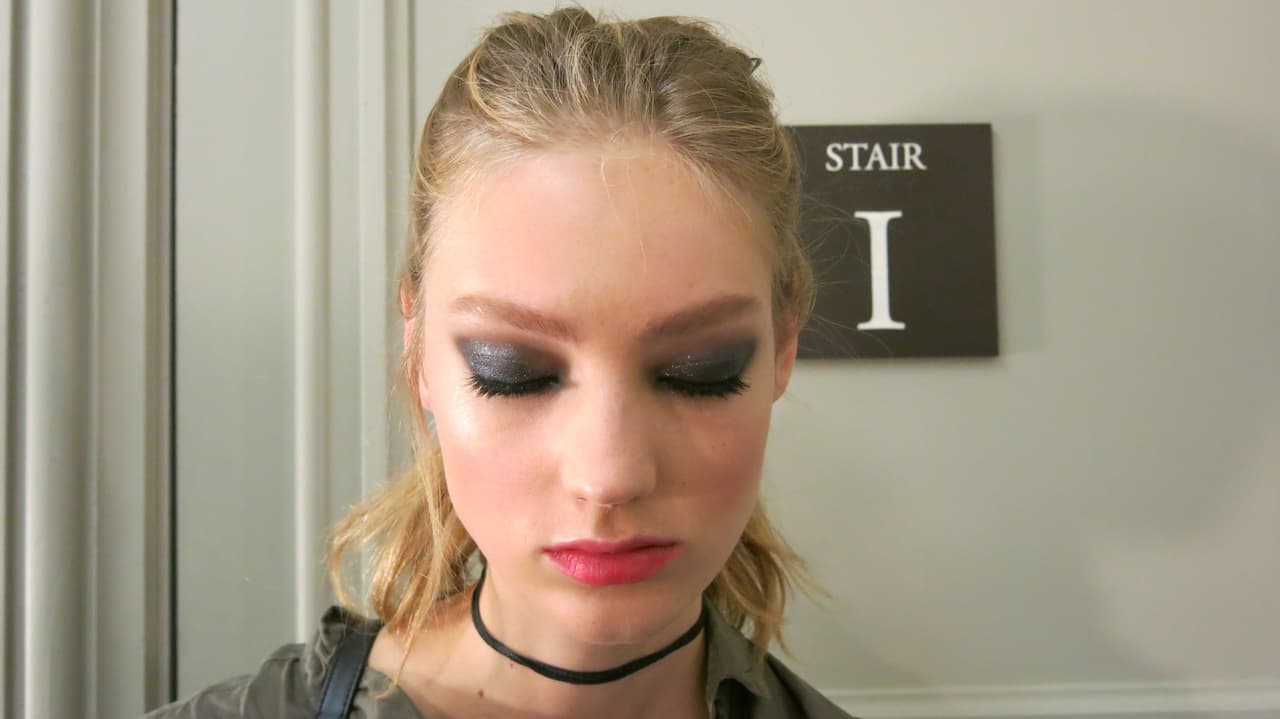 Después con delineador en 
<a href="http://www.maccosmetics.es/product/shaded/151/326/Productos/Ojos/Delineadores/Eye-Pencil/index.tmpl">tono negro</a> se marca la línea de agua y entre las pestañas.
<br>