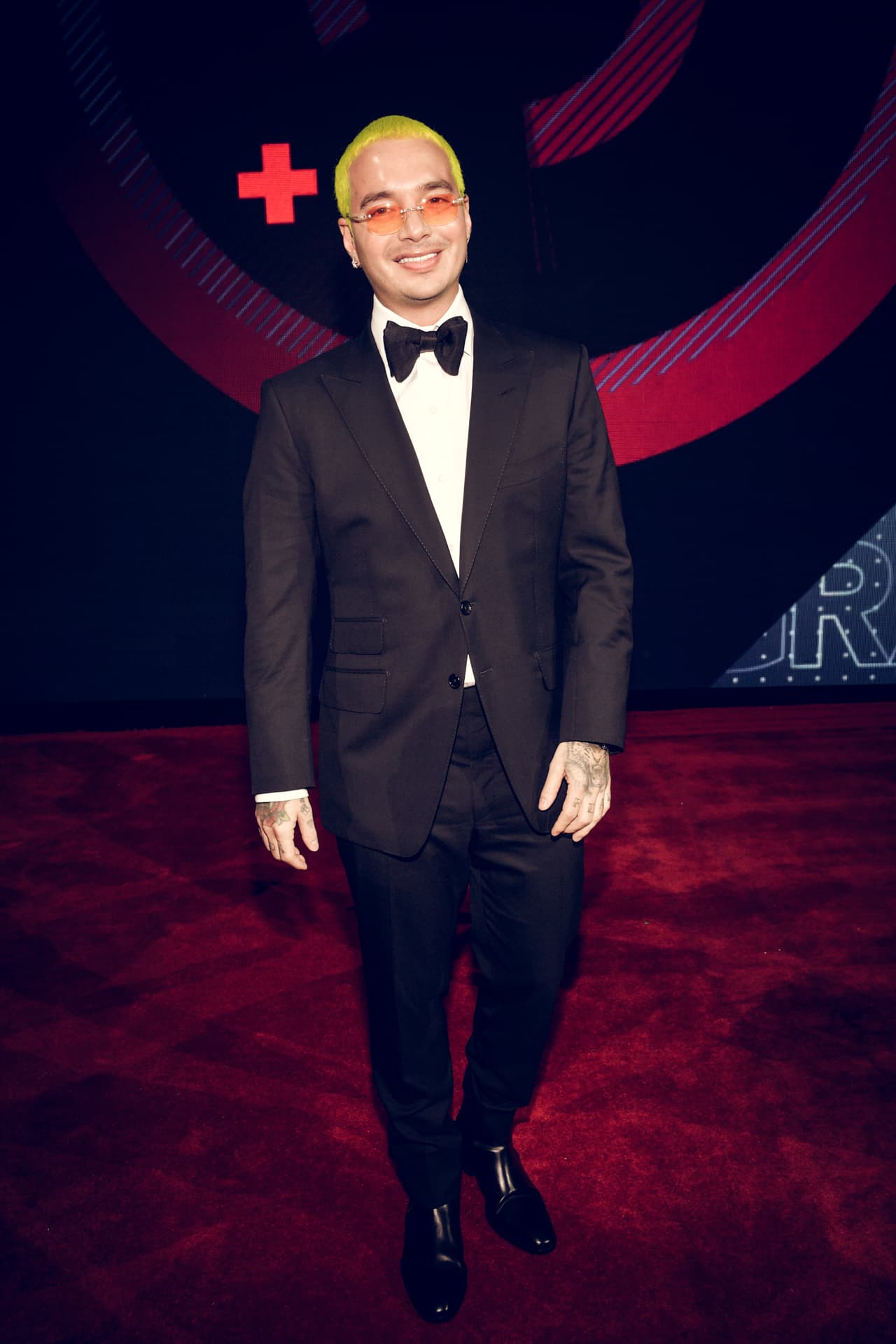 J Balvin quiso ponerle un poco de color a su imagen, además de su cabello amarillo.