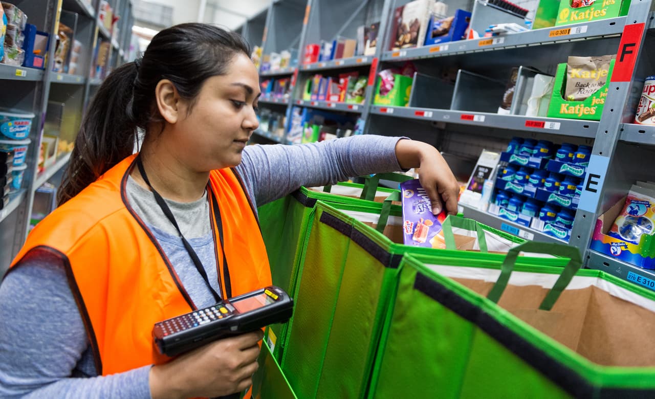 <b>Logísticos. </b>Estos empleados controlan la distribución de productos desde los almacenes hasta el consumidor. En 2019 ganaron alrededor de 74,750 dólares al año y en 2018 habían 174,900 de estos empleados. La BLS calcula que para 2028 habrá 5% más. 
<br>