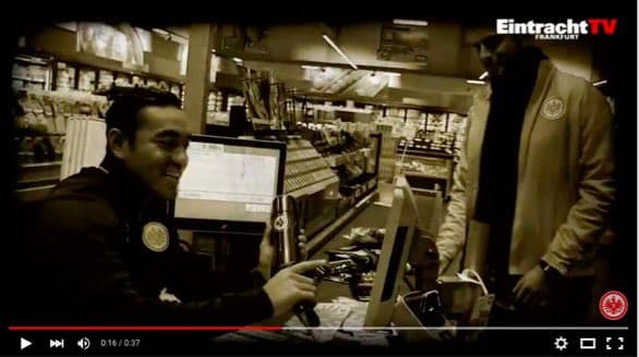 Un día de cajero de supermecado para Marco Fabián en Alemania