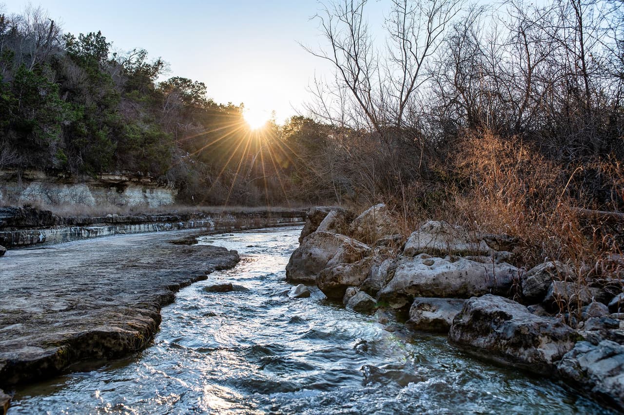 El fotógrafon de paisajes e inmobiliaria, Wade Blissard, compartió algunas imágenes del sendero ubicado al norte de Austin en sus redes sociales. Para poder ver las huellas, hay que cruzar parte del río San Gabriel.