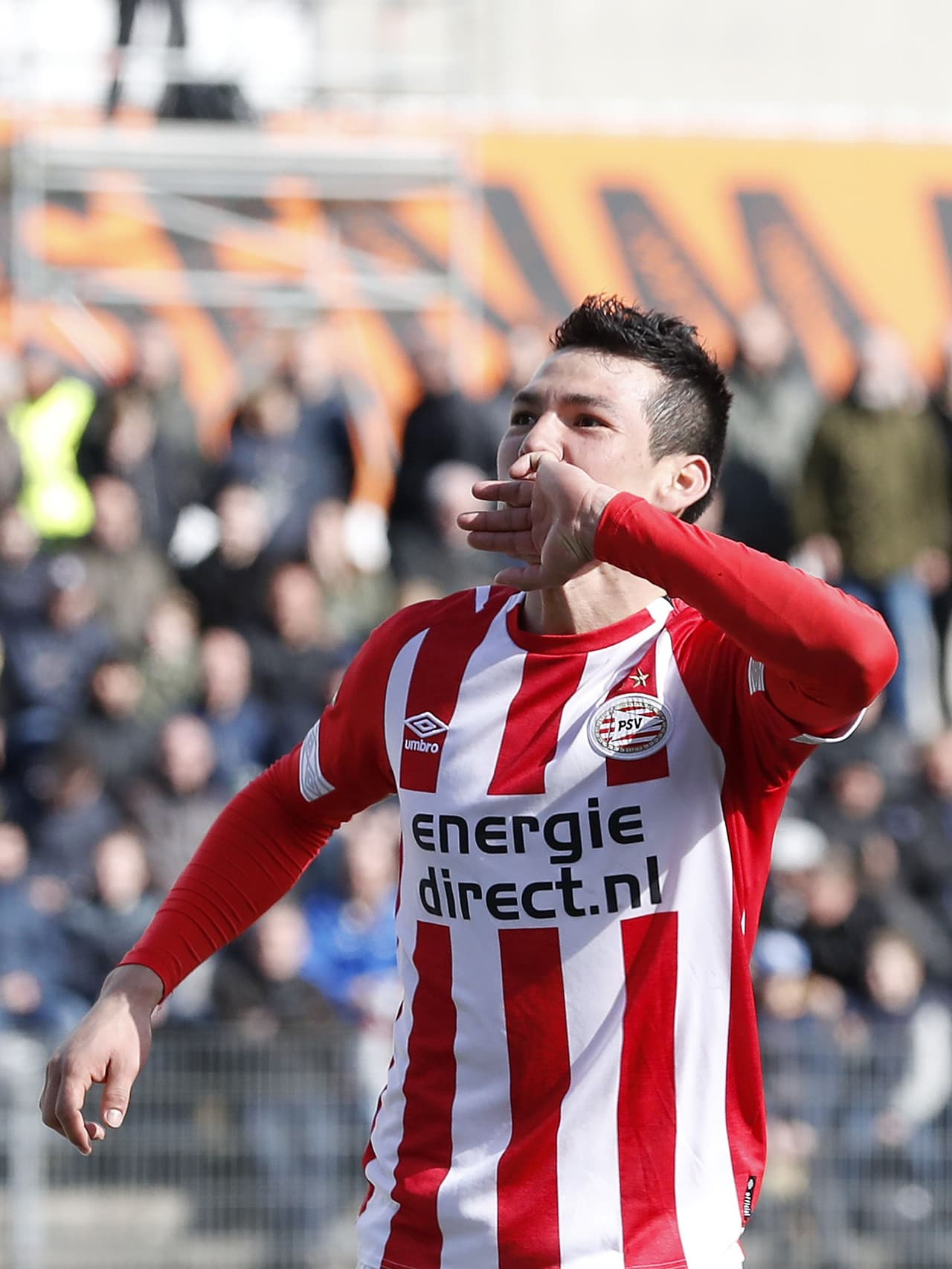 El mexicano Hirving Lozano anotó al minuto 41 del segundo tiempo el gol del 1-0 de PSV Eindhoven en su visita al VVV-Venlo en la Jornada 26 de la Eredivisie, donde es líder con 67 puntos.