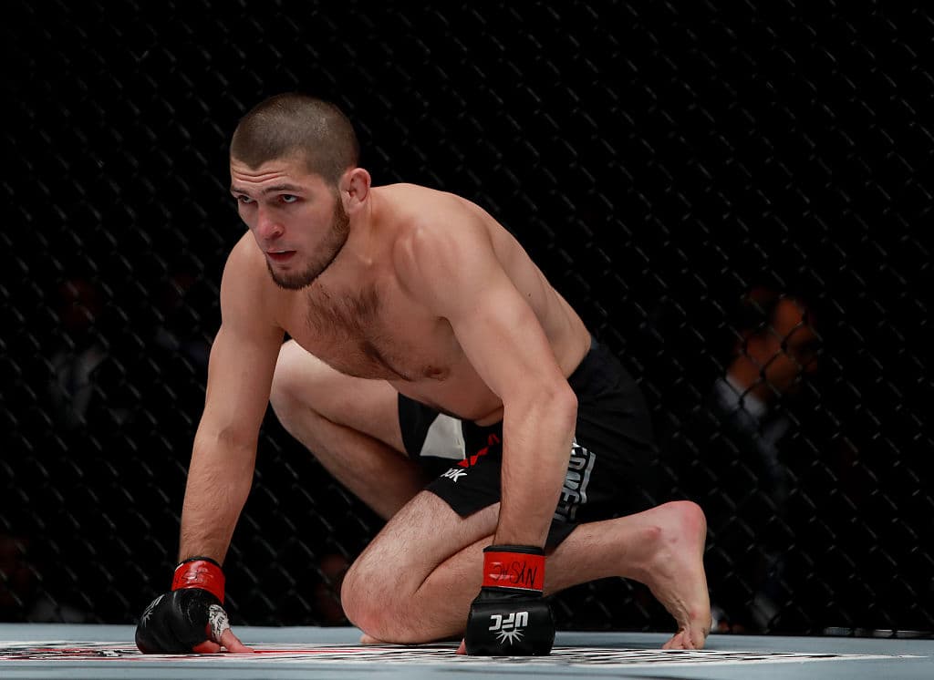 <b>Khabib Nurmagomedov – </b>El peleador ruso es el actual campeón mundial de peso ligero en la UFC. Actualmente Khabib posee la racha invicta más larga en MMA, con 28 victorias y permanece invicto desde su debut en la UFC.