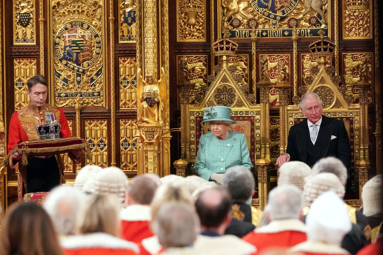 The New York Times señaló que en la más reciente apertura del Parlamento británico el atuendo de la reina fue sencillo en comparación con la vez anterior.
<br>