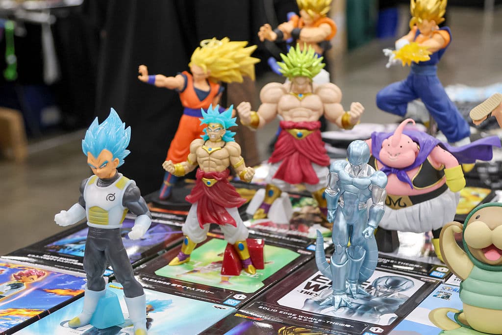 Figuritas de Dragon Ball Z brillan en LA Comic Con 2025: detalladas esculturas de Goku, Vegeta y guerreros Z capturan momentos épicos de la serie. Exhibidas el viernes inaugural en el Convention Center, estas piezas coleccionables atraen a fans de todas las edades.
