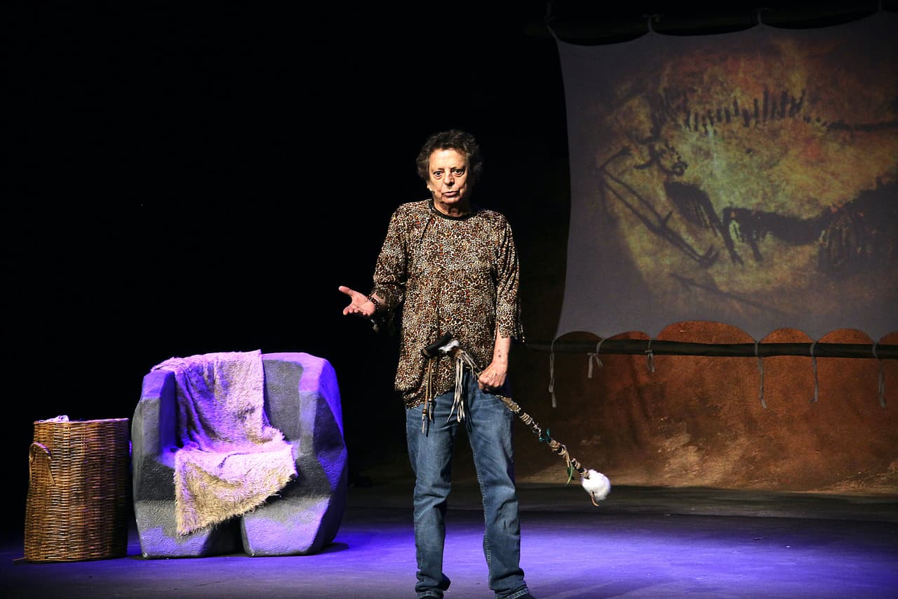 César Bno en 'Defendiendo al cavernícola'