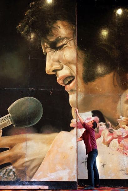 2. ELVIS PRESLEY " Este cantante y actor, fallecido el 16 de agosto de 1977 a los 42 años de edad, acumuló ingresos por $55 millones.