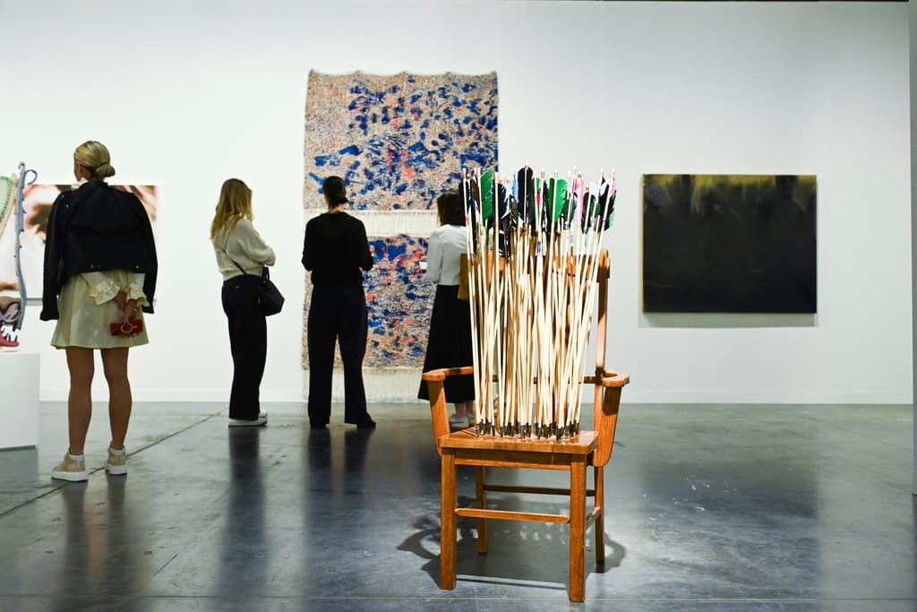 El público recorre la feria de Art Basel en la que participan galerías de los cinco continentes.