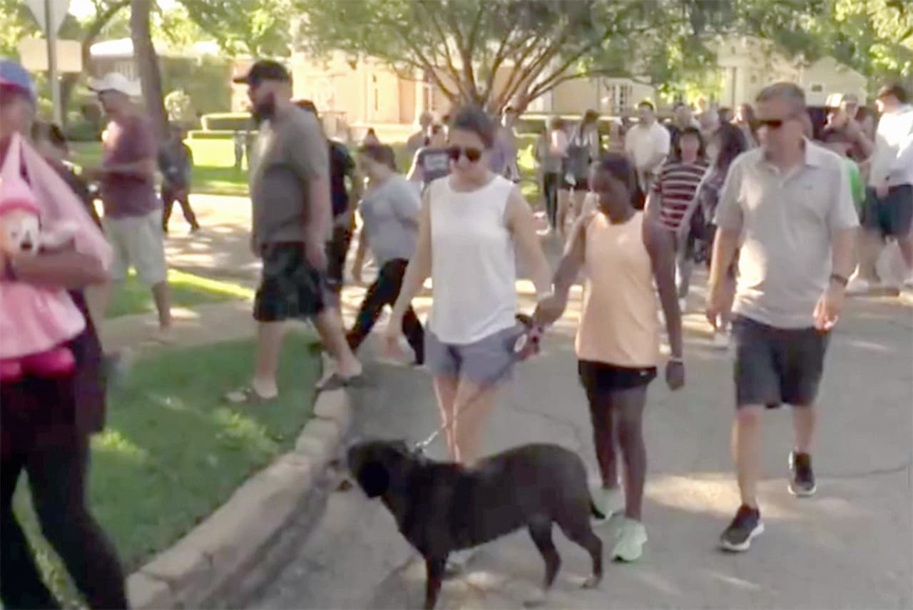 Miembros de la comunidad hicieron un recorrido el domingo en apoyo a la familia de la víctima y en reconocimiento a la labor heroica de King.