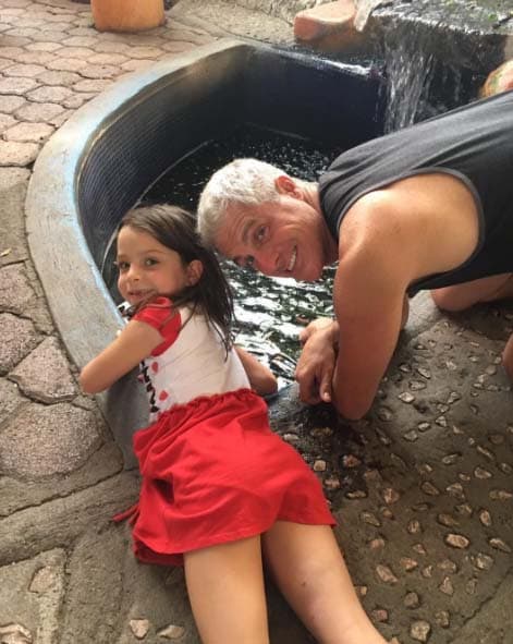 ¡María tiene el mejor papá del mundo! Lisardo adora divertirse con su pequeña hija.