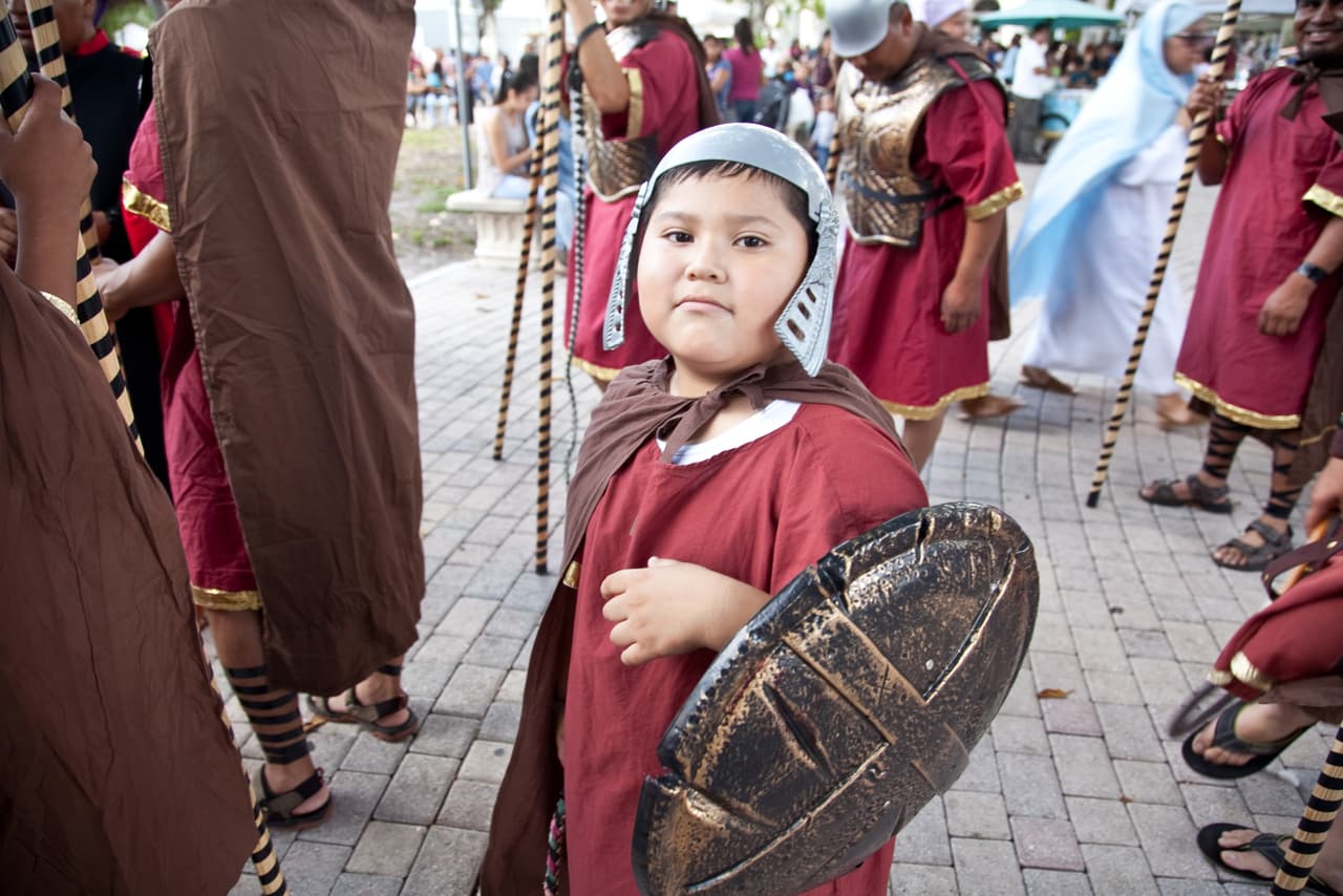 Los miembros de la comunidad ensayan durante semanas la representación que, según su organizadora, Mara Martínez, se hace cada Viernes Santo desde 1998.