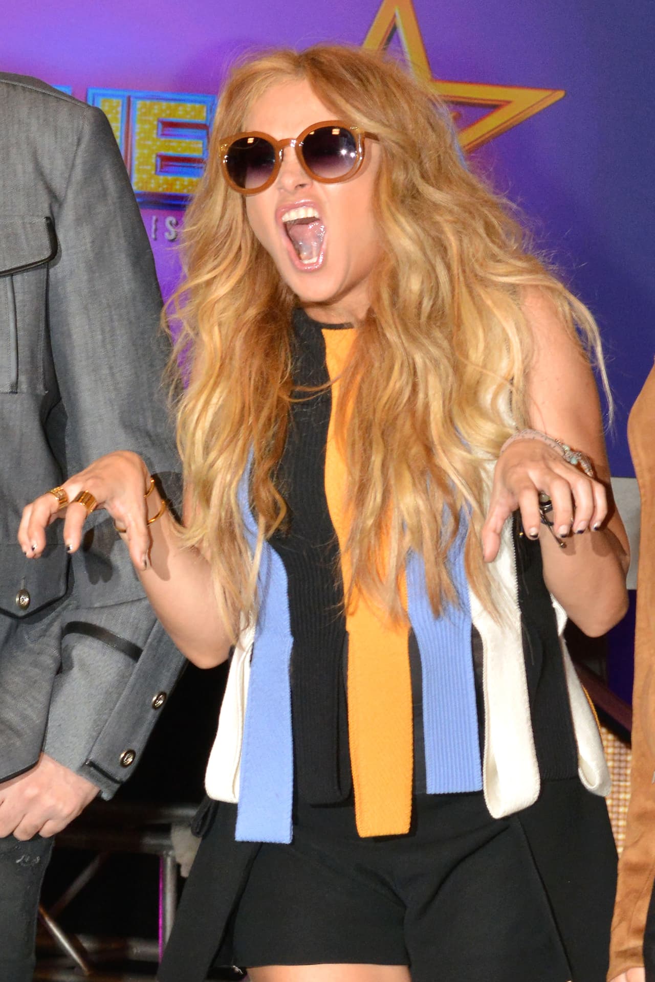 No puede quedar fuera la guerra de canciones entre Paulina Rubio y Alejandra Guzmán, la llamada ‘Chica Dorada’ le dedicó el tema ‘Ese hombre es mío’ a la roquera, cuando Rubio mantenía una relación con su compañero de Timbiriche Erik Rubín.