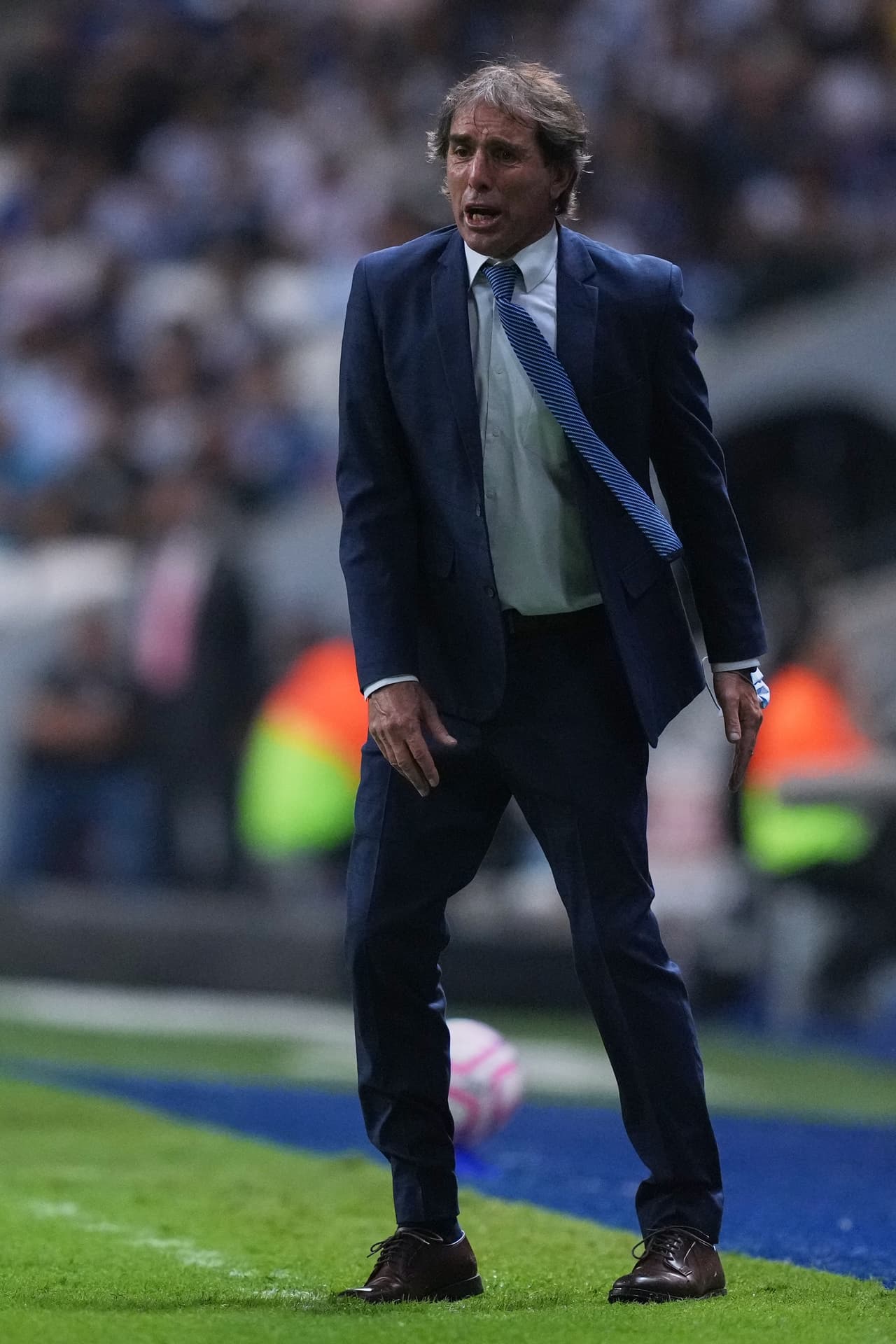 Desde los primeros minutos del encuentro, Guillermo Almada daba órdenes y reclamaba todo.
<br>