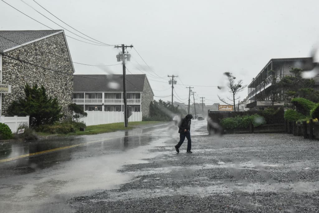 Millones de personas en Long Island, Nueva York, y en el sur de Nueva Inglaterra se preparan para posibles inundaciones, árboles derribados y cortes de energía prolongados.