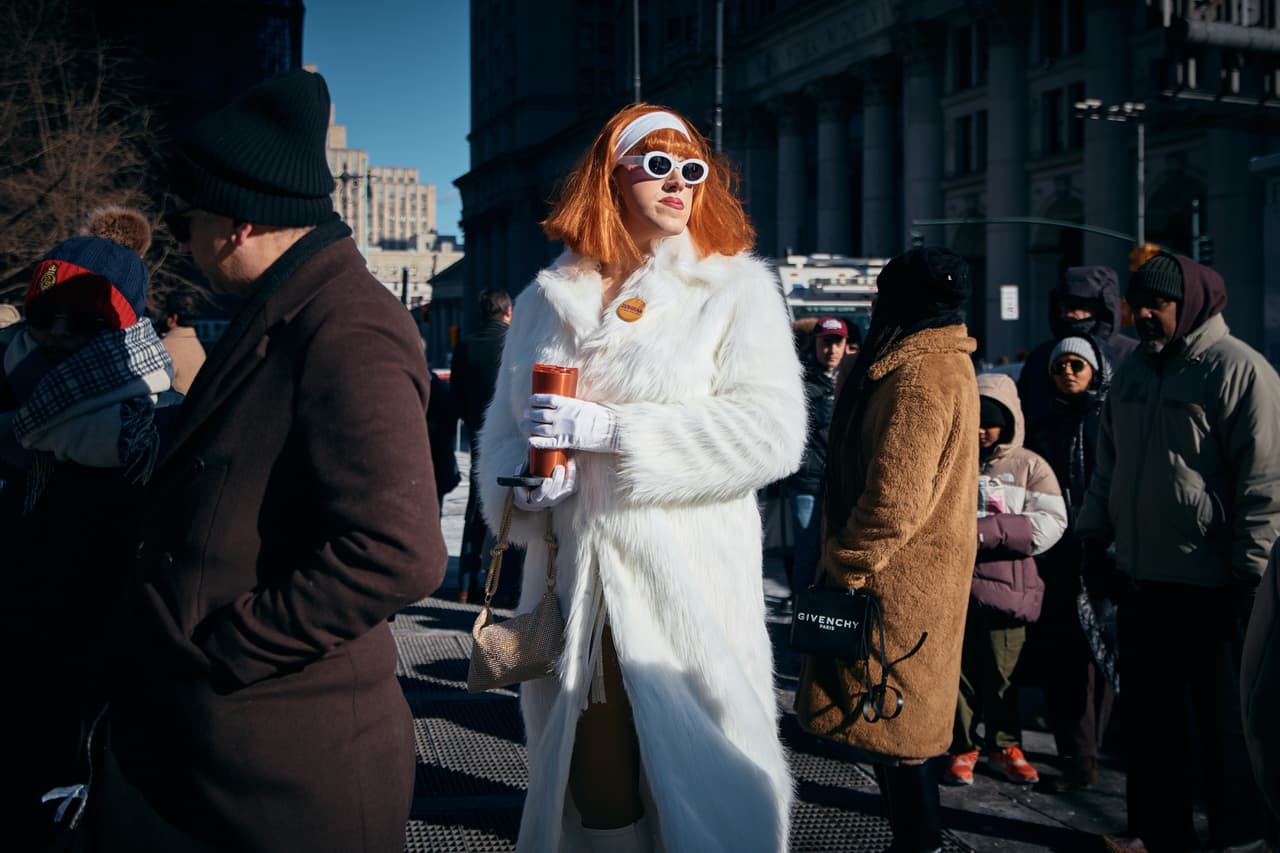 Kiki Ball-Change, de Harlem, en el centro, espera con otras personas en el frío frente al Ayuntamiento. Algo a destacar es que 
<a href="https://www.univision.com/local/nueva-york-wxtv/politica-new-york/el-momento-en-el-que-el-alcalde-zohran-mamdani-llego-a-su-inauguracion-en-taxi-video" target="_blank">Mamdani llegó en taxi a la ceremonia</a>.