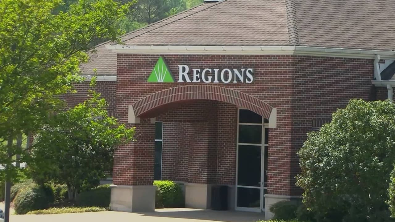 Mujer mayor roba banco y luego se entrega para devolver el dinero en Alabama